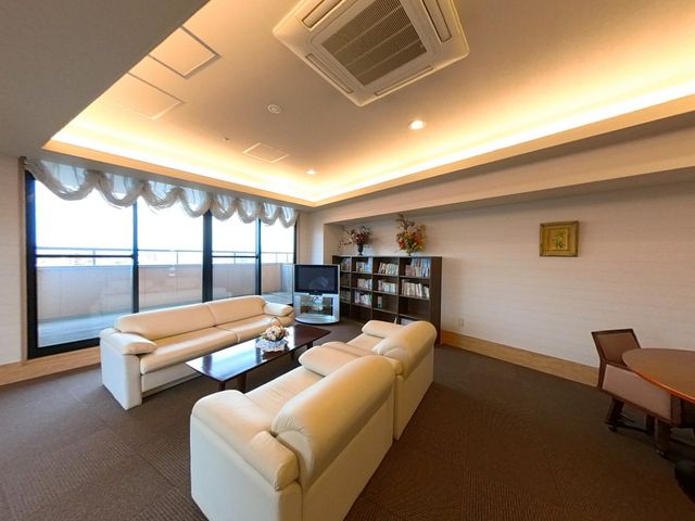 居心地の良いラウンジ 共有スペース ソファーが配された穏やかで快適なラウンジです。窓からは自然光が差し込み、読書や寛ぎの時間をお過ごし頂けます。