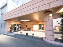 広々とした施設の外観