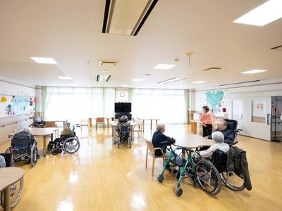 車椅子の方々の集う広間