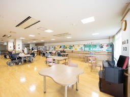 家具が並ぶ広々とした室内