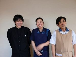 笑顔のスタッフ3人  
