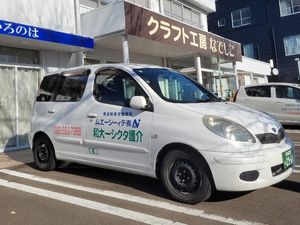 送迎車と施設外観  