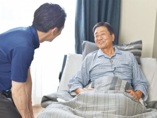 笑顔の利用者とスタッフ