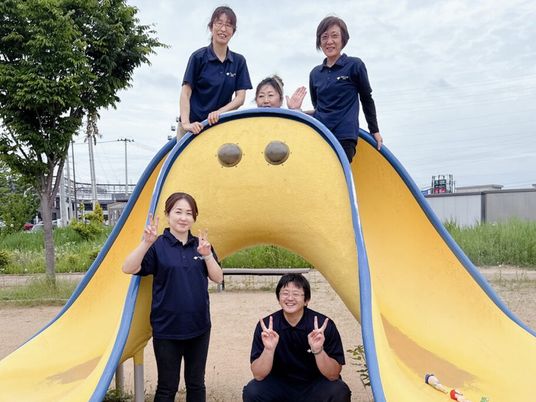遊具前の職員集合  