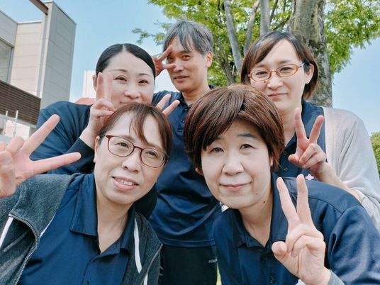 笑顔のスタッフ集合、屋外  