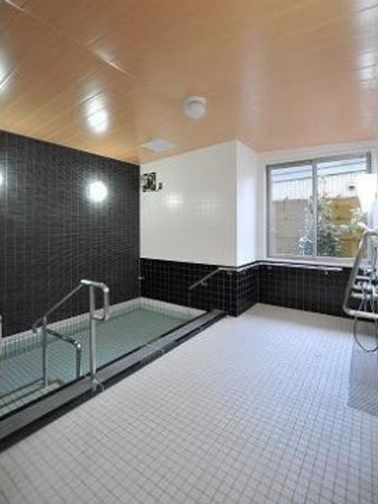 バリアフリー設計の浴室