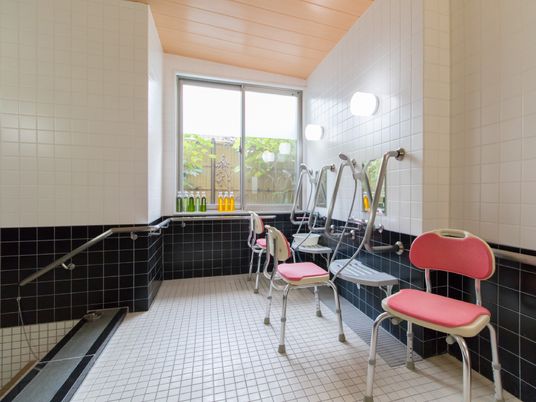 明るい浴室設備