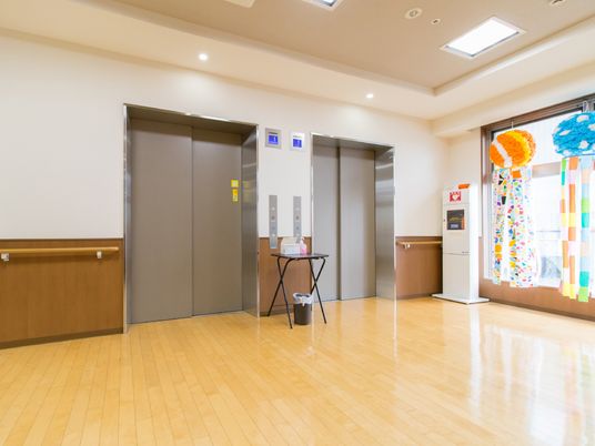 明るい廊下とエレベーター