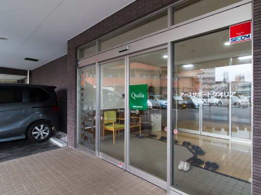 明るいエントランスの外観