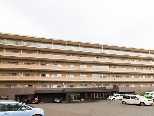 多階建ての建物の外観