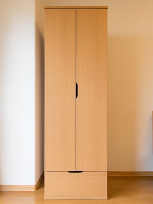 シンプルな木製クローゼット