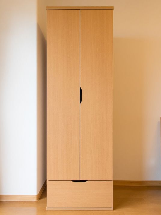 シンプルな木製クローゼット