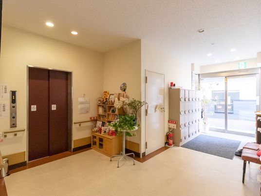 明るく清潔なエントランス