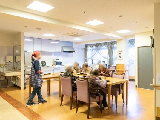 明るい食堂での食事風景