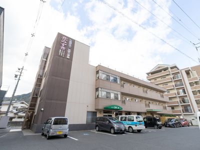 施設の外観と駐車場
