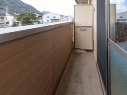 広いベランダと周囲の景色