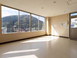 窓から見える山の景色