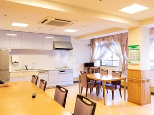 明るい共用ダイニングルーム