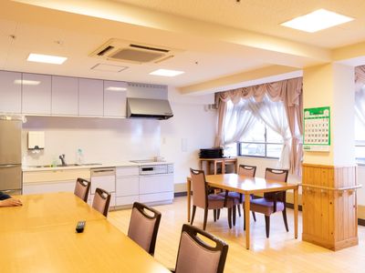 明るい共用ダイニングルーム