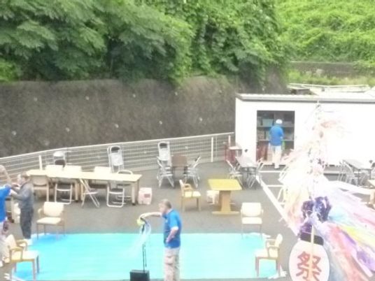屋外の椅子とテーブル