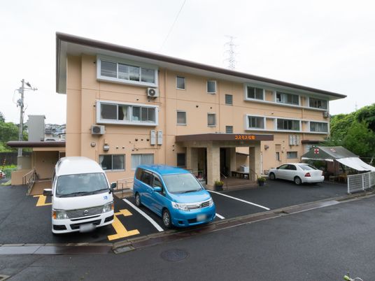 ゆったりとした外観の建物