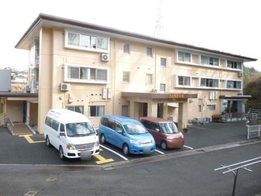 明るい建物の外観