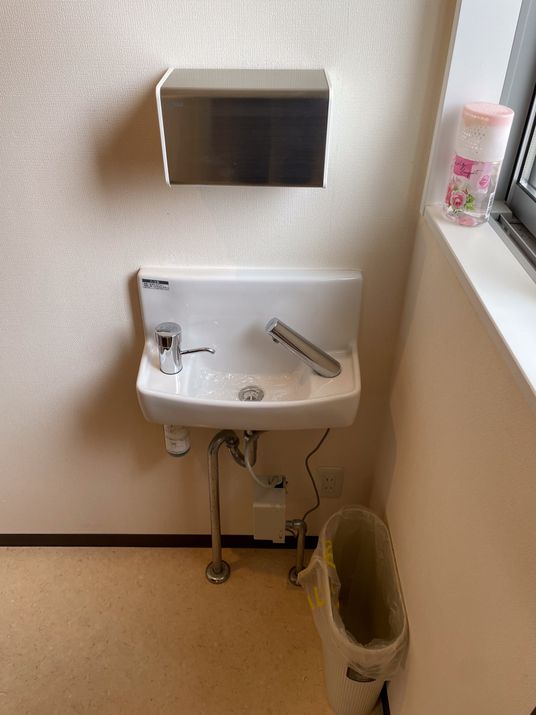 小型の洗面台がある部屋
