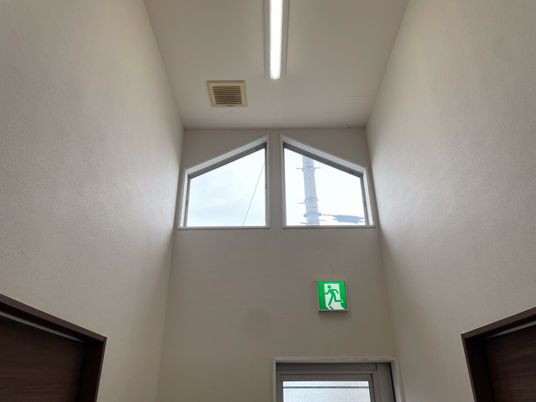 非常口案内がある廊下