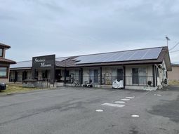 広い駐車場がある建物