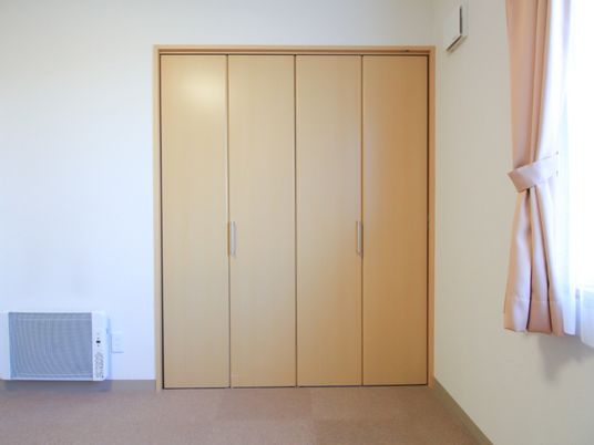 シンプルな居室のクローゼット