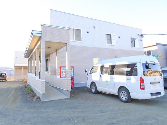 施設の外観と送迎車