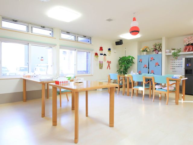 明るいダイニングルーム リビング 広々としたダイニングは、日差しが差し込む心地よい空間です。共に食事を楽しむ場として、ぜひご見学ください。