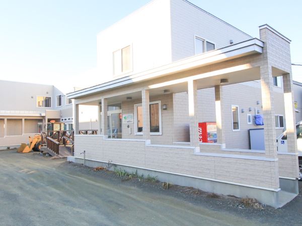 明るい外観の建物