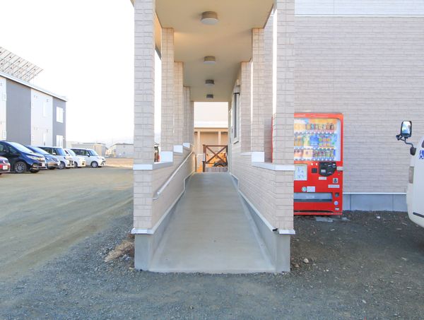 建物入口と自動販売機