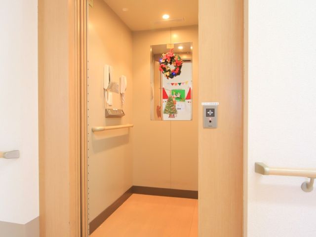 明るい入り口のエントランス エレベーター ゆったりとした開口部のエントランスです。車いすの方も安心してご利用いただけるバリアフリー設計となっております。