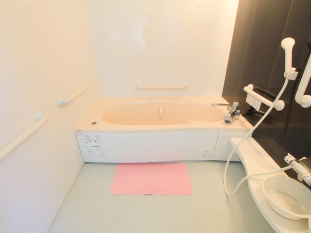 バリアフリーな浴室設備 浴室 手すり付きの清潔な浴室です。足元も滑りにくく、利用者の快適さと安全性を考えた造りとなっております。