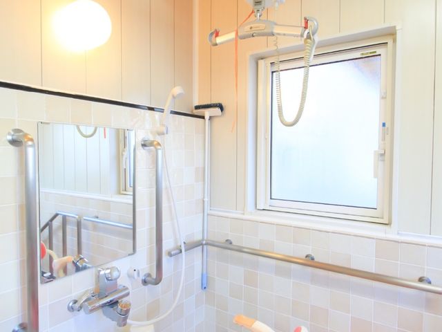 バリアフリー設計の浴室 電動リフト 安全に配慮し手すりやシャワーチェアを完備した清潔な浴室です。快適にご利用いただける設備を整えております。