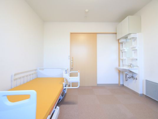 居室のベッドと洗面台