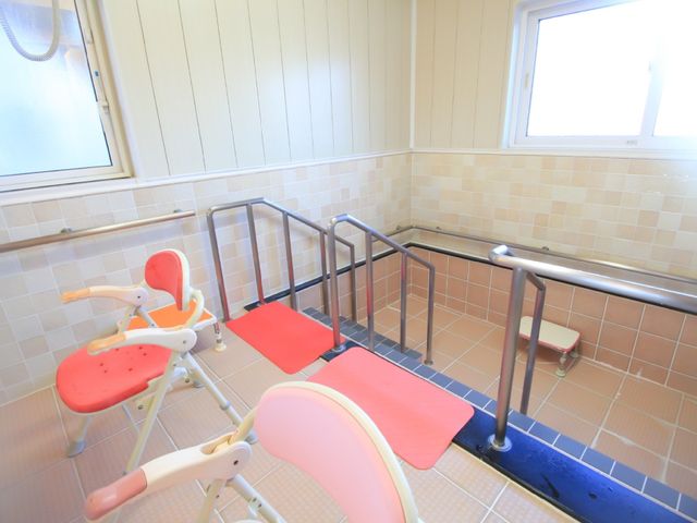 バリアフリー設計の浴室 大浴場 床に滑り止めが設置され、手すりも充実しているため、安心してご利用いただける快適な浴室です。