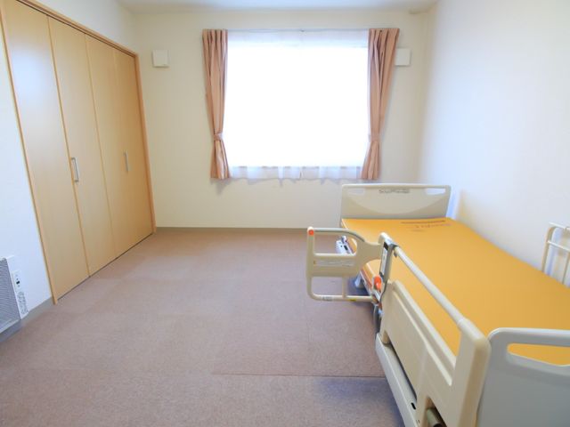 清潔な居室の光景 居室 清潔で明るい個室です。窓からは陽光が差し込み、安らぎの空間を提供しています。
