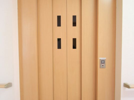 木目調の清潔なエレベーター