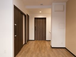 明るい木目調の廊下