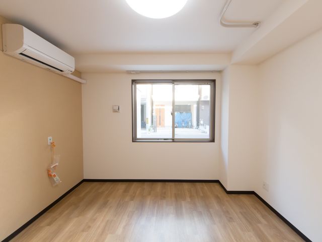 居室の空間と窓 居室 清潔で落ち着いた空間の個室です。大きな窓からは自然光が入り、暖かな雰囲気があります。