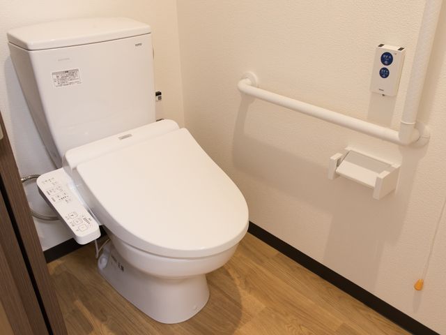 バリアフリー設計の洋式トイレ トイレ 安全かつ快適にご利用いただける洋式トイレです。手すりや緊急コールなど、安心の設備が整っています。