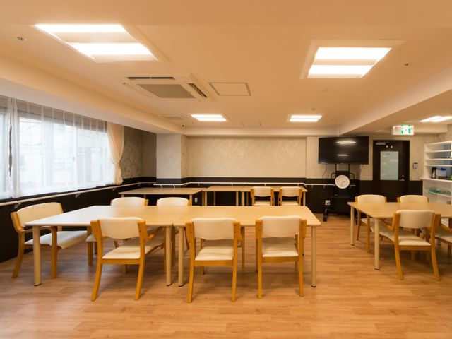 ゆったりとした食堂スペース 食堂 木の温もり感じる広々とした食堂で、明るい窓辺に配置されたテーブル席が心地よい時間を約束します。ここではゆっくりとお食事を楽しんだり、交流を深めたりできます。