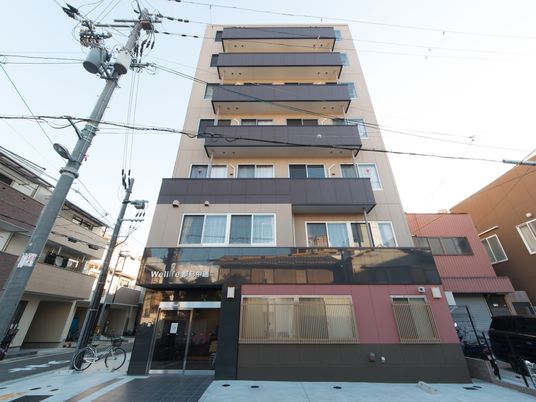 モダンな外観の建物