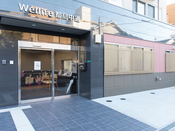 エントランスの明るい建物