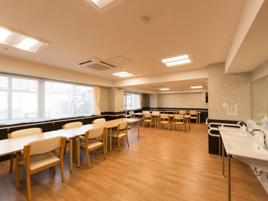 広々とした明るい食堂