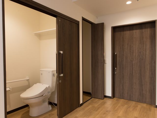 バリアフリートイレ 居室 快適さを重視した清潔なトイレ空間です。手すりがあるため、安心してご利用いただけます。