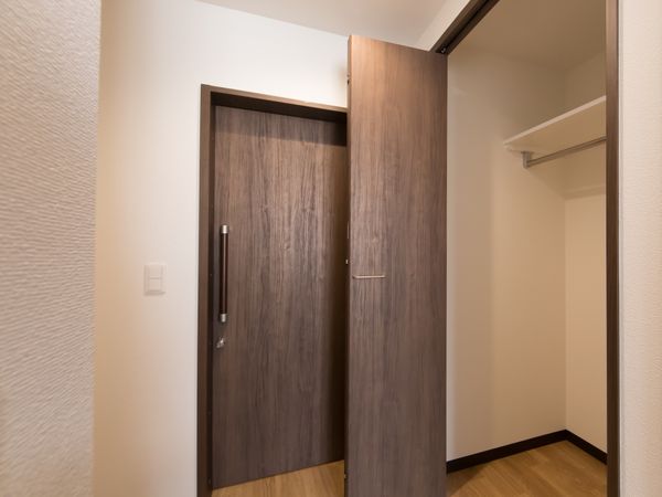 シンプルな洋室のクローゼット